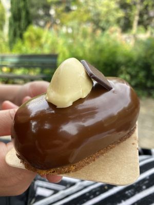 Le noemie (Cappaccino&Pecan) - 6/5  at VG Pâtisserie in Paris