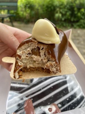 Le noemie (Cappaccino&Pecan) - 6/5 (inside)  at VG Pâtisserie in Paris