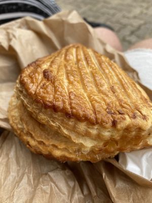 Chausson Aux Pommes/Apple thing - 5/5  at VG Pâtisserie in Paris