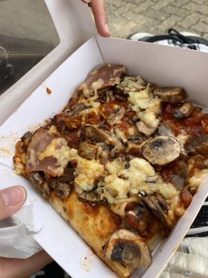 Pizza - 4/5  at VG Pâtisserie in Paris