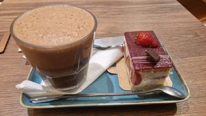 Chocolat chaud et fraisier at VG Pâtisserie in Paris
