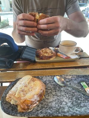 Pain au chocolat aux amandes et pain aux raisin aux amandes  at VG Pâtisserie in Paris