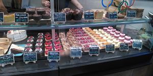 Vitrine de la pâtisserie at VG Pâtisserie in Paris