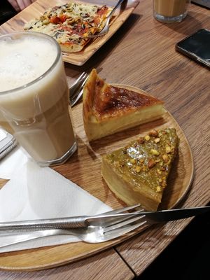 Vanilla Flan and Pistachio Flan at VG Pâtisserie in Paris