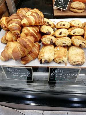 Croissant and Pain au Chocolat at VG Pâtisserie in Paris
