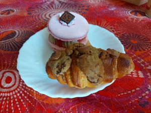 Macaron framboise, crookie at VG Pâtisserie in Paris