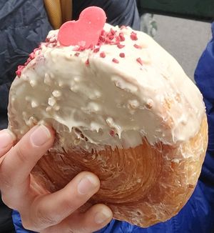 Roll framboise chocolat blanc at VG Pâtisserie in Paris