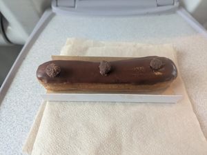 Vegan chocolate eclair at VG Pâtisserie in Paris