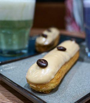 Éclair au café at VG Pâtisserie in Paris