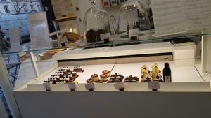 vitrine at VG Pâtisserie in Paris