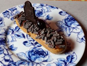 Halloween éclair at VG Pâtisserie in Paris