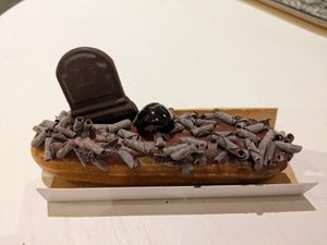 Halloween chocolate and berries eclair at VG Pâtisserie in Paris