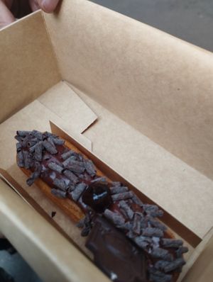 Éclair halloween at VG Pâtisserie in Paris