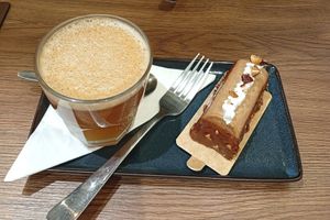 Jus de pommes épicé, bûchette citron/chocolat at VG Pâtisserie in Paris