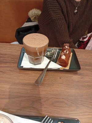 Chocolat chaud, bûchette chocolat/caramel at VG Pâtisserie in Paris