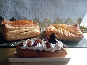 Galette des rois Amande et Choco-Noisette, et éclair Vanille Pécan at VG Pâtisserie in Paris