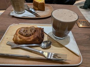 Pain de chocolate cookie, hot chocolate at VG Pâtisserie in Paris