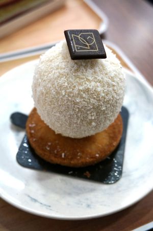 Le Pompon Blanc at VG Pâtisserie in Paris