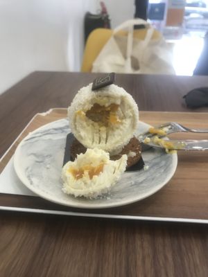 Le pompon blanc at VG Pâtisserie in Paris