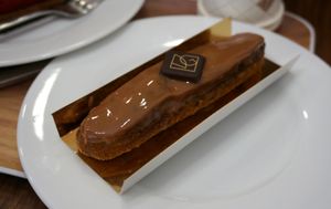 Eclair (chocolate) at VG Pâtisserie in Paris