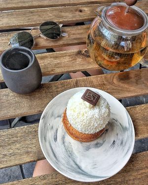 Le pompon Blanche at VG Pâtisserie in Paris