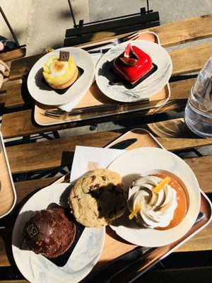 Trop bon! at VG Pâtisserie in Paris