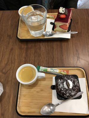 Fraisier et dôme chocolat coco at VG Pâtisserie in Paris