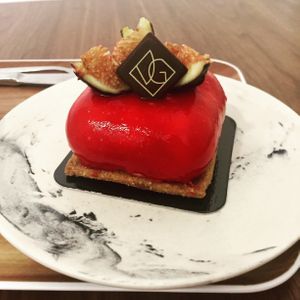 Passion fruit tart at VG Pâtisserie in Paris