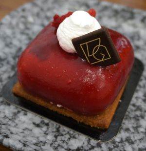 Daron (raspberry/vanilla cake) at VG Pâtisserie in Paris