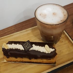 Le geraft (chocolate and peanut) with a vegan hot chocolate at VG Pâtisserie in Paris