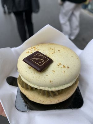 Pistachio macaroon  at VG Pâtisserie in Paris