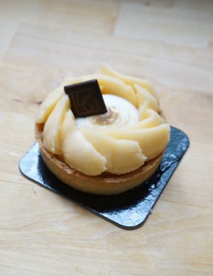 Tartelette au pamplemousse meringuée at VG Pâtisserie in Paris