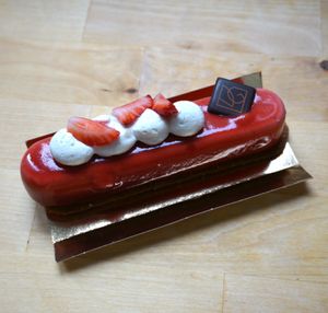 Entremet fraise-vanille at VG Pâtisserie in Paris
