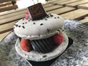 Macaron framboise-sésame  at VG Pâtisserie in Paris