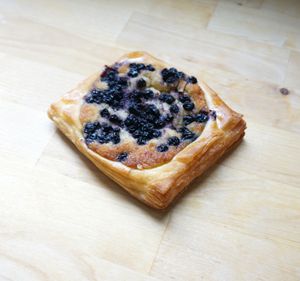 Carré aux myrtilles at VG Pâtisserie in Paris