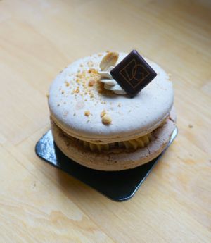 Macaron cacahuète at VG Pâtisserie in Paris