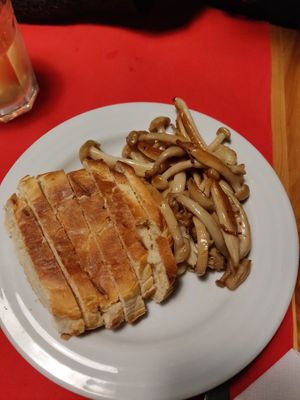 Cogumelos e Pão at Musgo in Aveiro