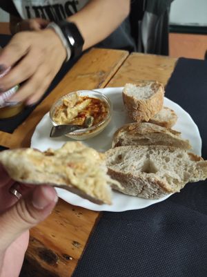 Hummus with paprika at Musgo in Aveiro