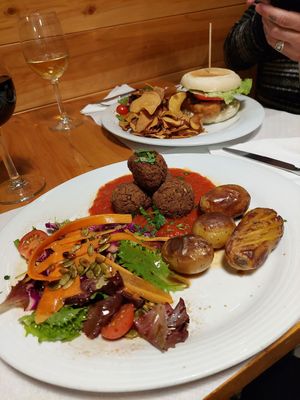 Almôndegas de lentilha com molho de tomate e batatas. Ao fundo, fake fish burguer at Musgo in Aveiro