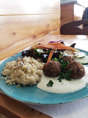 Dish of the day: vegan balls with yogurt, quinoa and mixed vegetables at Musgo in Aveiro
