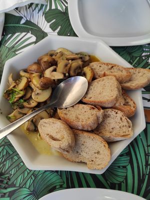 Cogumelos á bolhão pato at Musgo in Aveiro