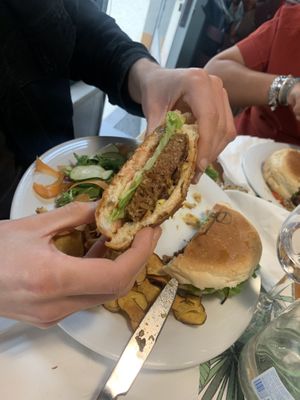 Comida deliciosa! Hambúrgueres deliciosos ❤️ vale muito a pena ir ao musgo! Bons preços e staff maravilhoso 🫶🏼  at Musgo in Aveiro