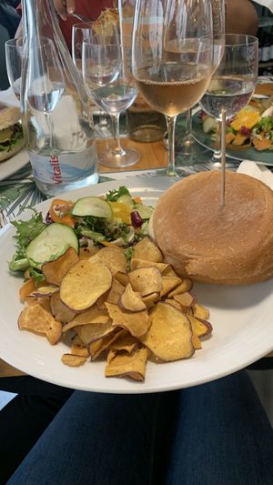 Hambúrguer de grão de bico ❤️   at Musgo in Aveiro