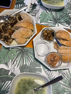 Vorspeisen (Tagessuppe, gebratene Pilze, Oliven mit Brot und Dip)  at Musgo in Aveiro