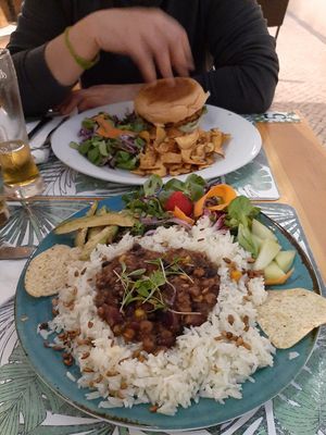 Hamburguesa y plato de día at Musgo in Aveiro