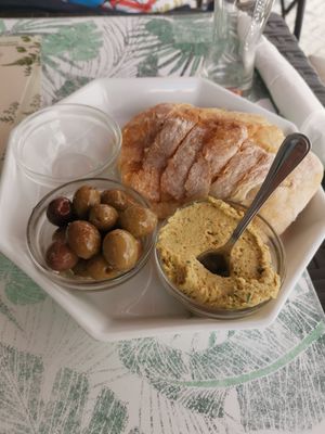 Starters: bread, olives and dip of the day at Musgo in Aveiro