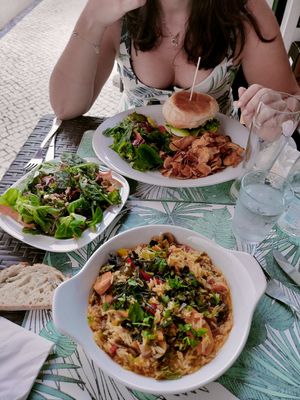 Arroz caldoso mar y montaña con ensalada y Blues burguer de tempeh at Musgo in Aveiro
