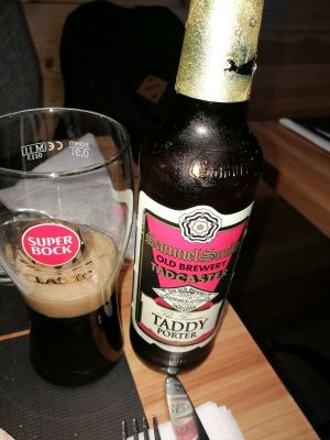 Cerveza negra recomendada por el camarero, un acierto. at Musgo in Aveiro