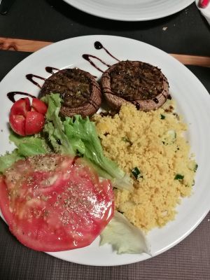 Champiñones rellenos con cuscús, buenísimo. at Musgo in Aveiro