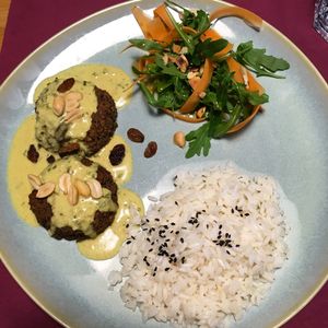"Hamburgueres" de lentilhas, arroz e salada de rúcula e cenoura. at Musgo in Aveiro